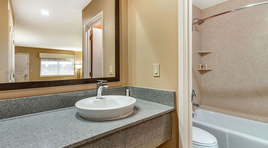 Best Western El Quartelejo Inn Suites Scott City Kansas — Bathroom