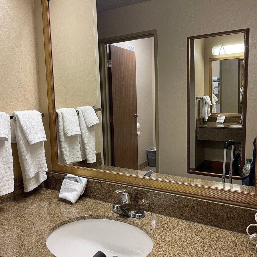 Best Western Empire Towers — Bathroom