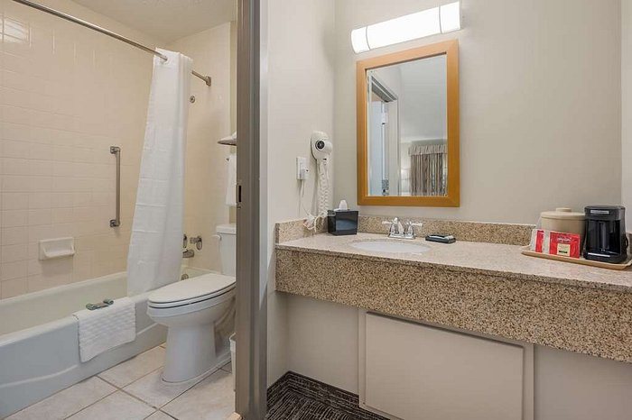 Best Western Eufaula Inn — Bathroom