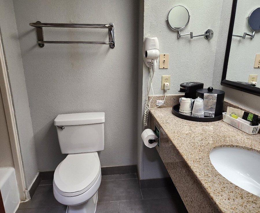 Best Western Executive Inn — Bathroom