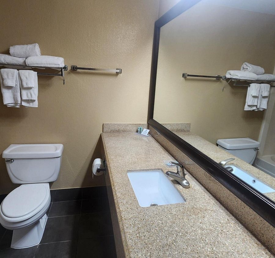 Best Western Executive Inn — Bathroom