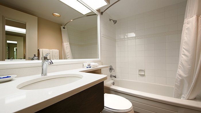 Best Western Executive Inn Suites — Bathroom