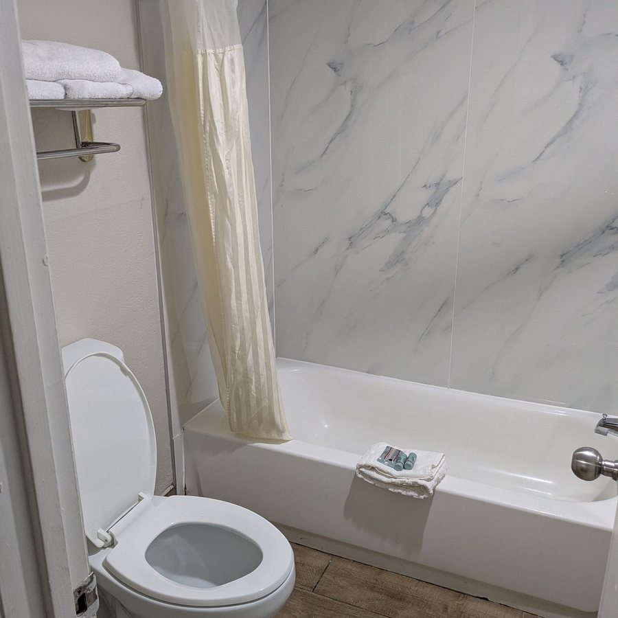 Best Western Fairwinds Inn — Bathroom
