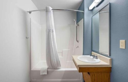 Best Western Firestone Inn Suites Firestone Colorado — Bathroom