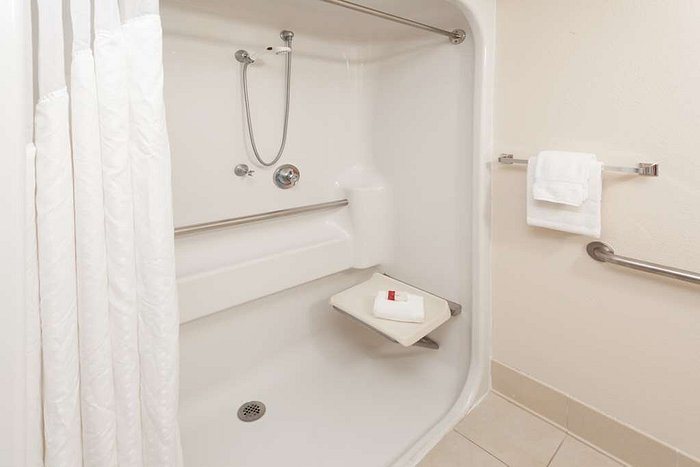 Best Western Fishers Indianapolis Area — Bathroom