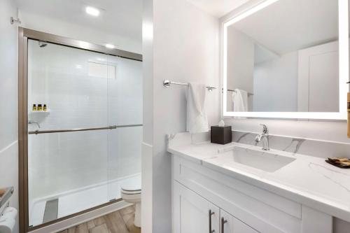 Best Western Fort Myers Waterfront North Fort Myers Florida — Bathroom