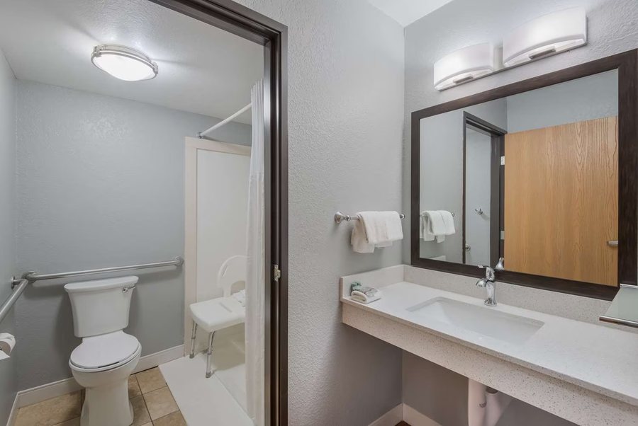 Best Western Fort Wayne Inn Suites North — Bathroom