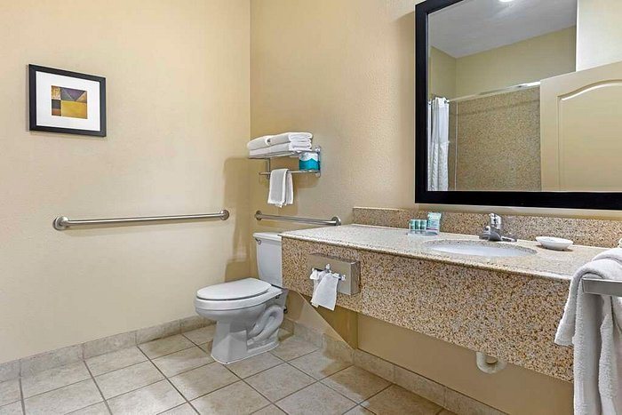 Best Western Franklin Inn — Bathroom