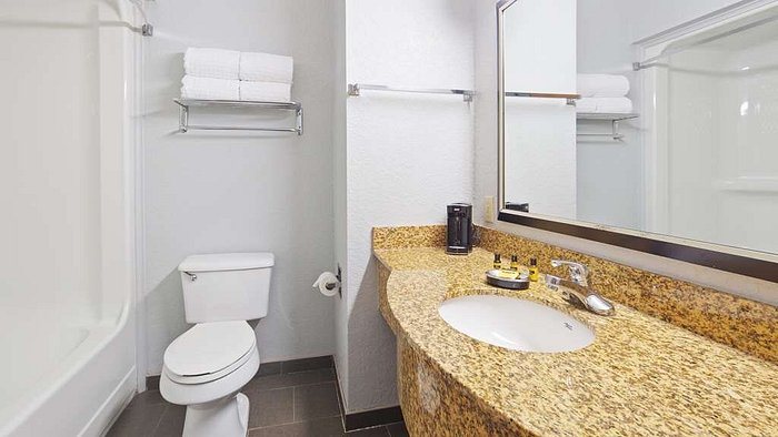Best Western Fredericksburg — Bathroom