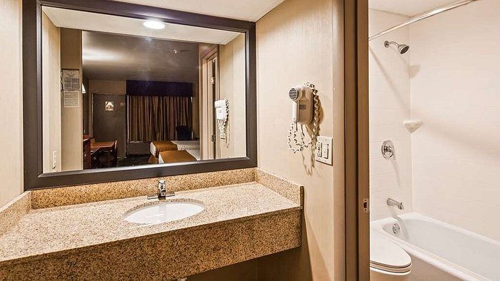 Best Western Gateway Adirondack Inn — Bathroom