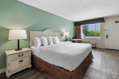 Best Western Gateway To The Keys — Guest room