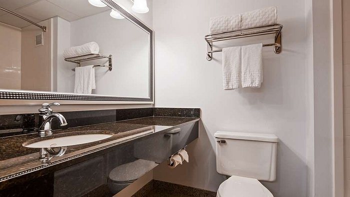 Best Western Gaylord — Bathroom