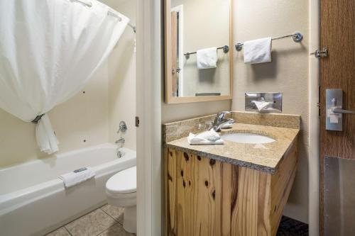 Best Western Golden Spike Inn Suites — Bathroom