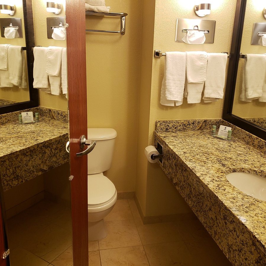 Best Western Governors Inn Suites — Bathroom
