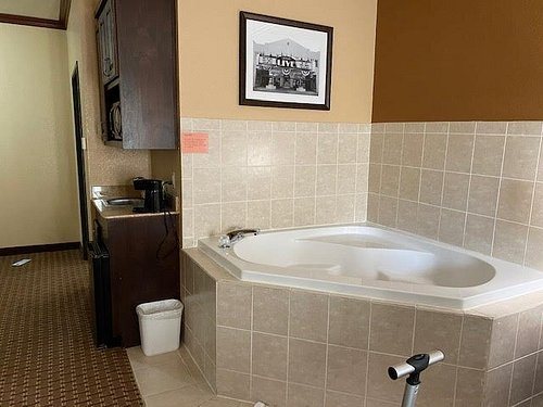 Best Western Granbury Inn Suites — Bathroom
