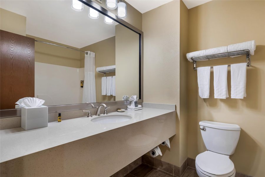 Best Western Green Bay Inn Conference Center — Bathroom