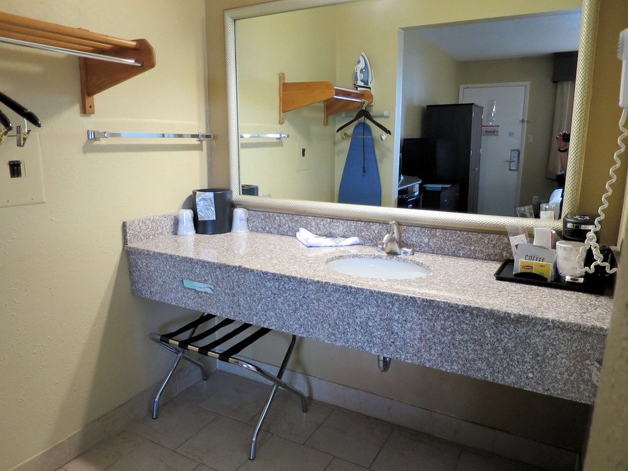Best Western Green Tree Inn — Bathroom