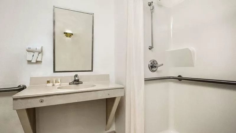 Best Western Greenville Inn — Bathroom