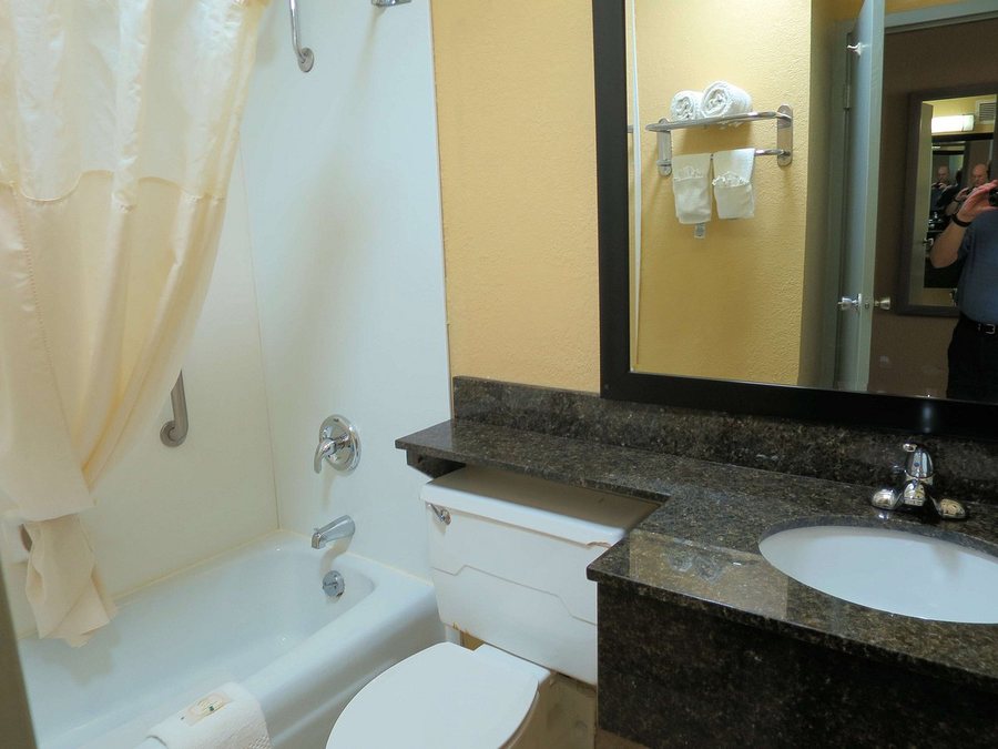 Best Western Harmony Inn Fort Dodge Iowa — Bathroom