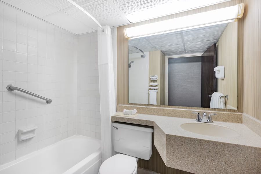 Best Western Harvest Inn Suites — Bathroom