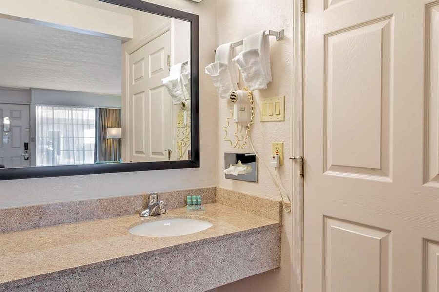 Best Western Hendersonville Inn — Bathroom