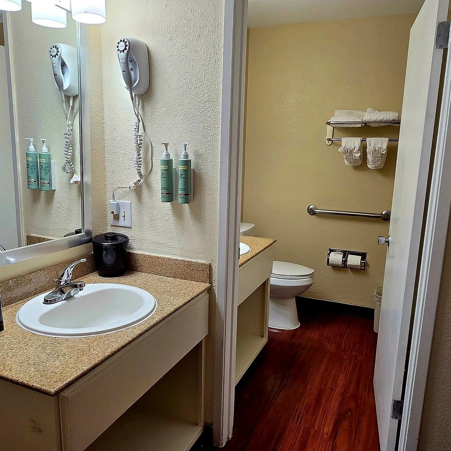 Best Western Heritage Inn — Bathroom
