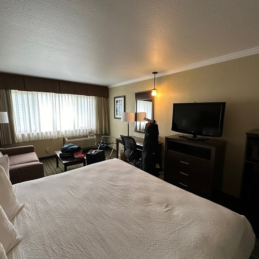 Best Western Holiday Hotel — Guest room