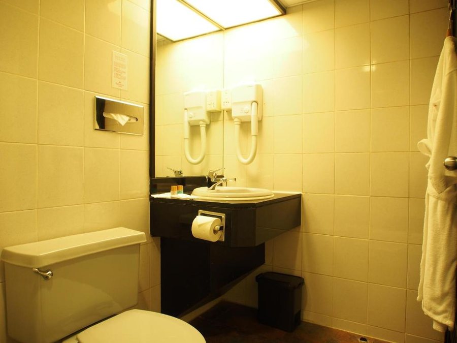Best Western Hotel Causeway Bay — Bathroom