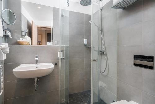 Best Western Hotel Kantstrasse Berlin — Bathroom