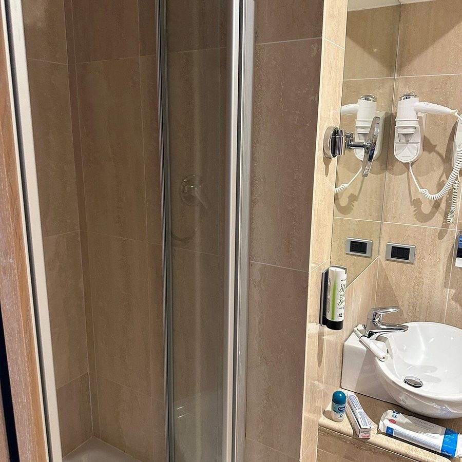 Best Western Hotel Piccadilly — Bathroom