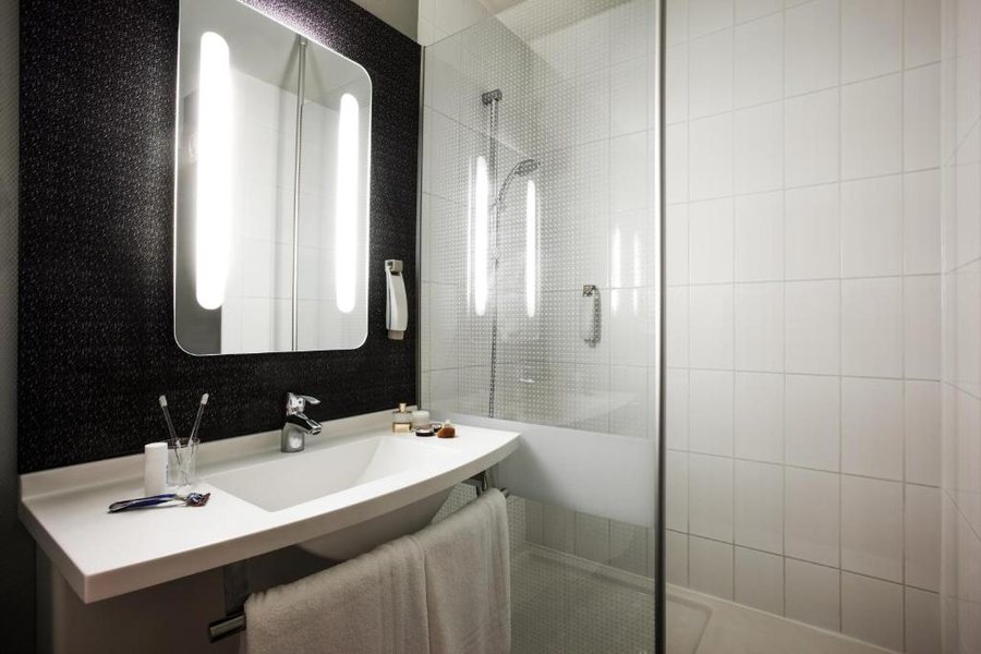 Best Western Hotel SPA Pau Lescar Aeroport — Bathroom