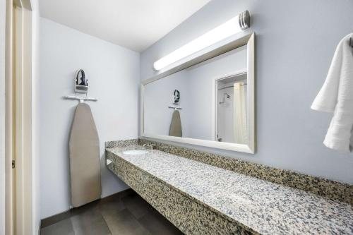 Best Western Inn At The Rogue — Bathroom