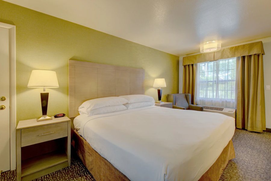 Best Western Inn At The Rogue — Guest room