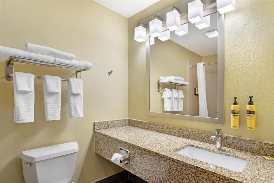 Best Western Inn — Bathroom