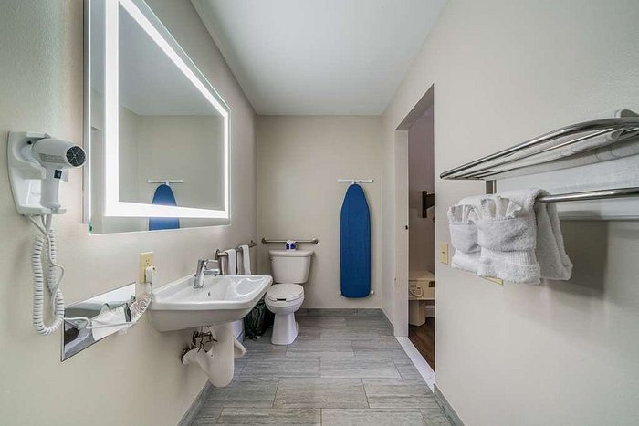Best Western Inn Of Jasper — Bathroom