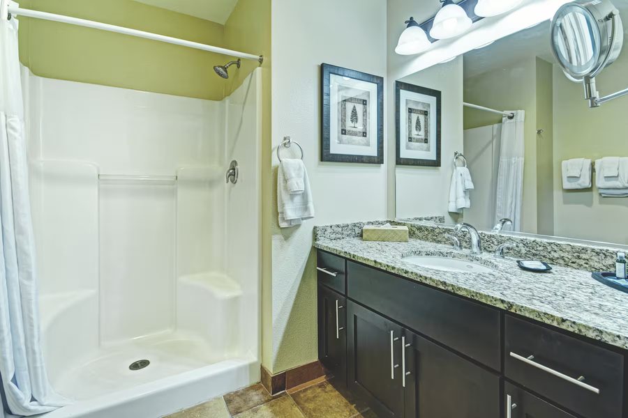 Best Western Inn Of Pinetop — Bathroom