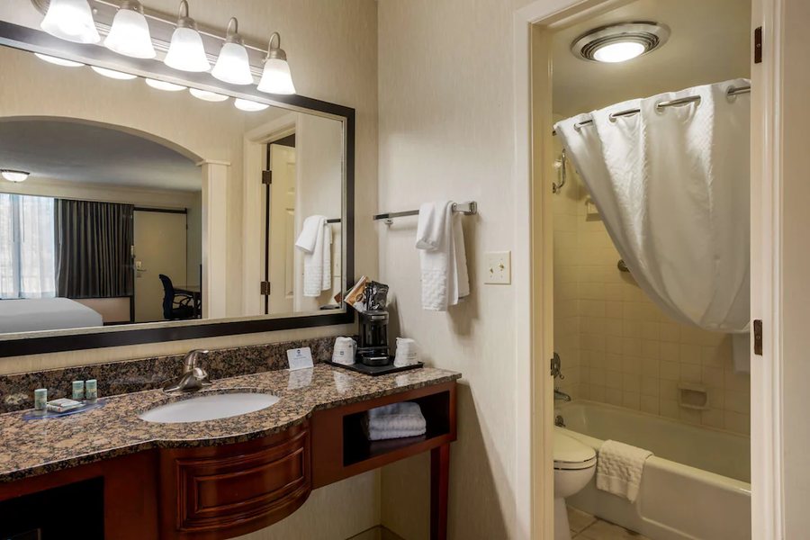 Best Western Inn Of The Ozarks — Bathroom