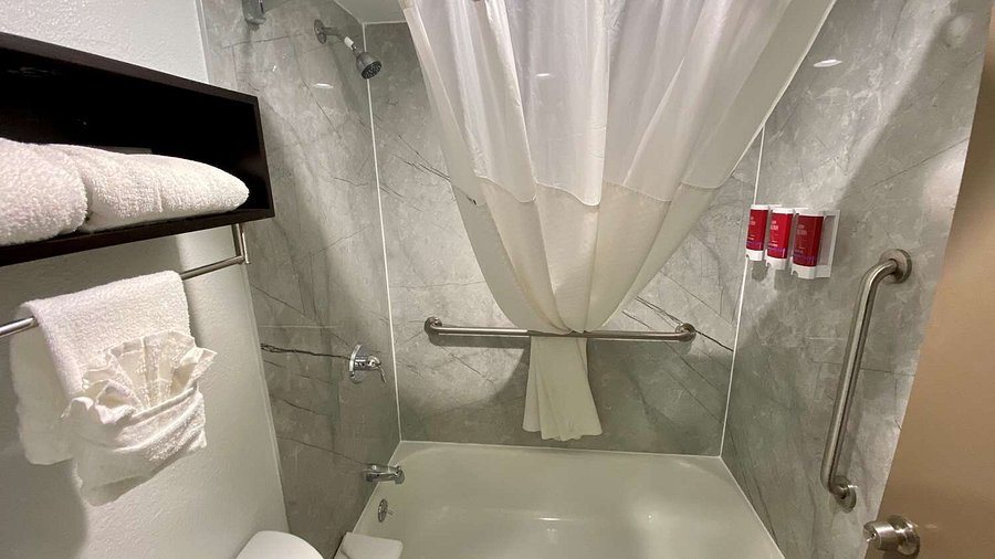 Best Western Inn — Bathroom