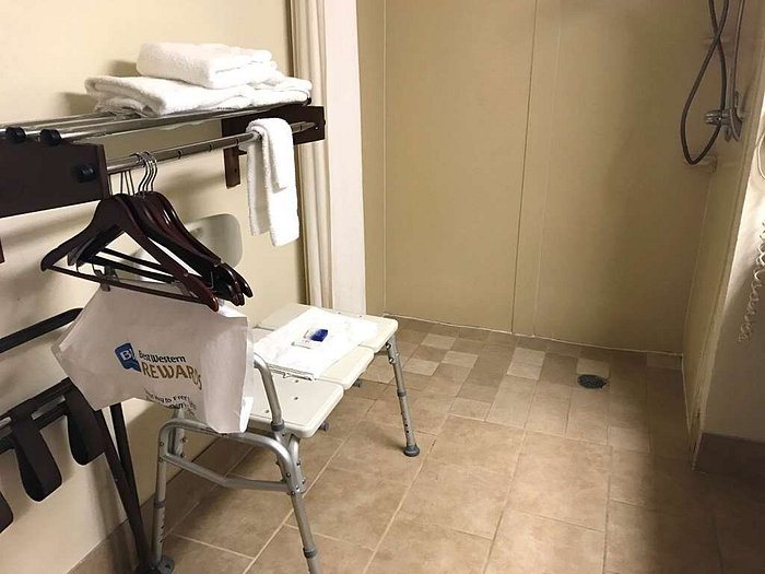 Best Western Inn Suites — Bathroom