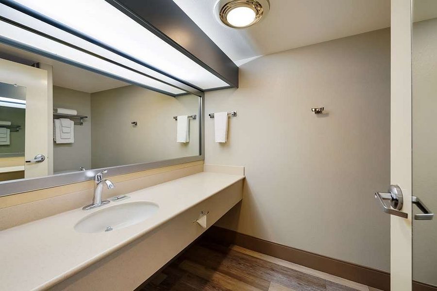 Best Western Inn Suites Lemoore — Bathroom