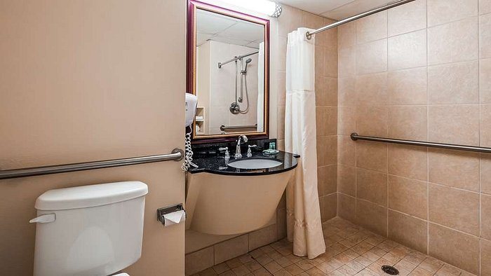 Best Western Inn Suites of Macon — Bathroom