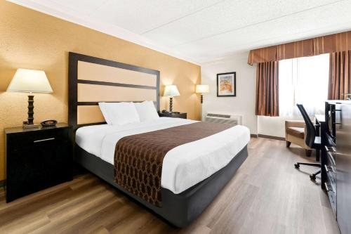 Best Western Inn Suites of Macon — Guest room