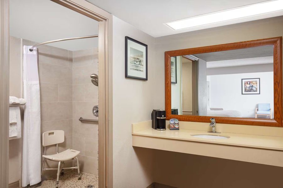 Best Western Inn Suites Rutland Killington — Bathroom