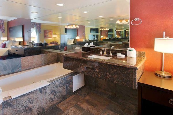 Best Western InnSuites Tucson Foothills Hotel Suites — Bathroom