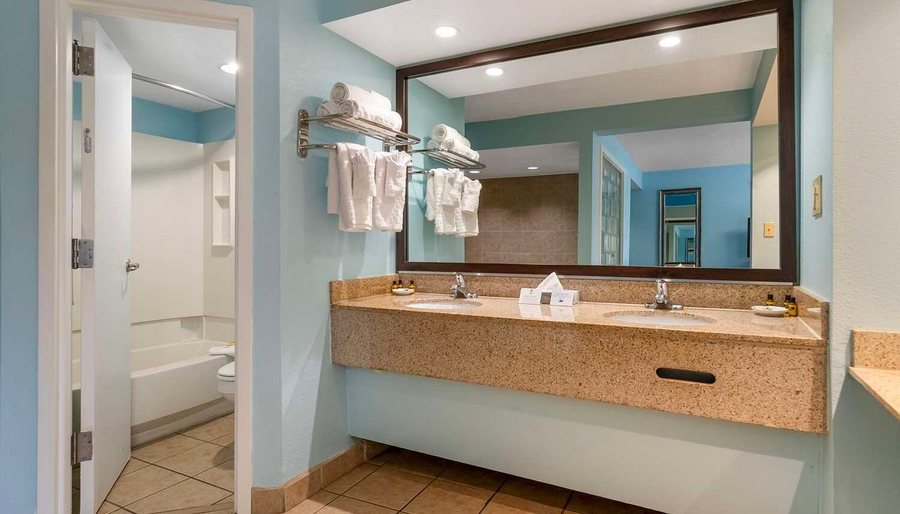 Best Western Intracoastal Inn — Bathroom