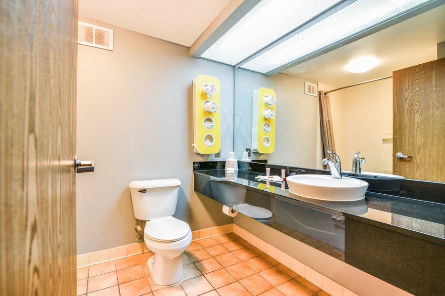 Best Western Jacksonville near Little Rock Air Force Base — Bathroom