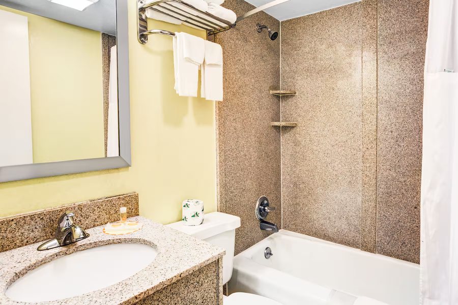 Best Western Johnson s Inn Downtown Gatlinburg — Bathroom