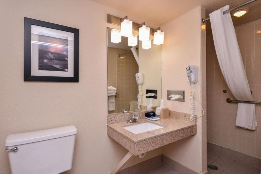 Best Western Kelly Inn — Bathroom