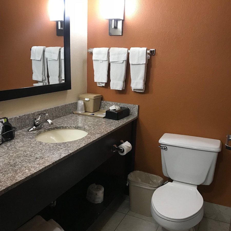 Best Western Kenosha Inn — Bathroom