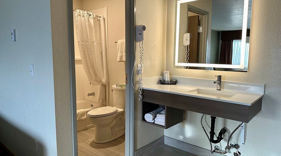 Best Western King Salmon Inn — Bathroom